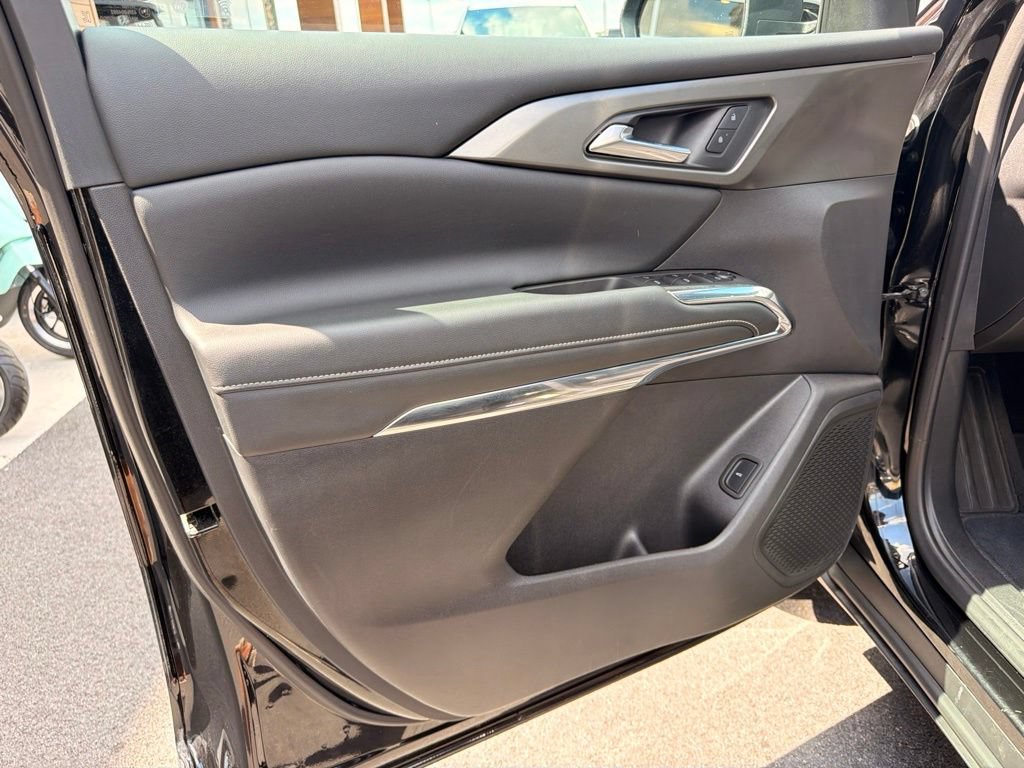 Used 2025 Chevrolet Traverse LT AWD/4WD image 9