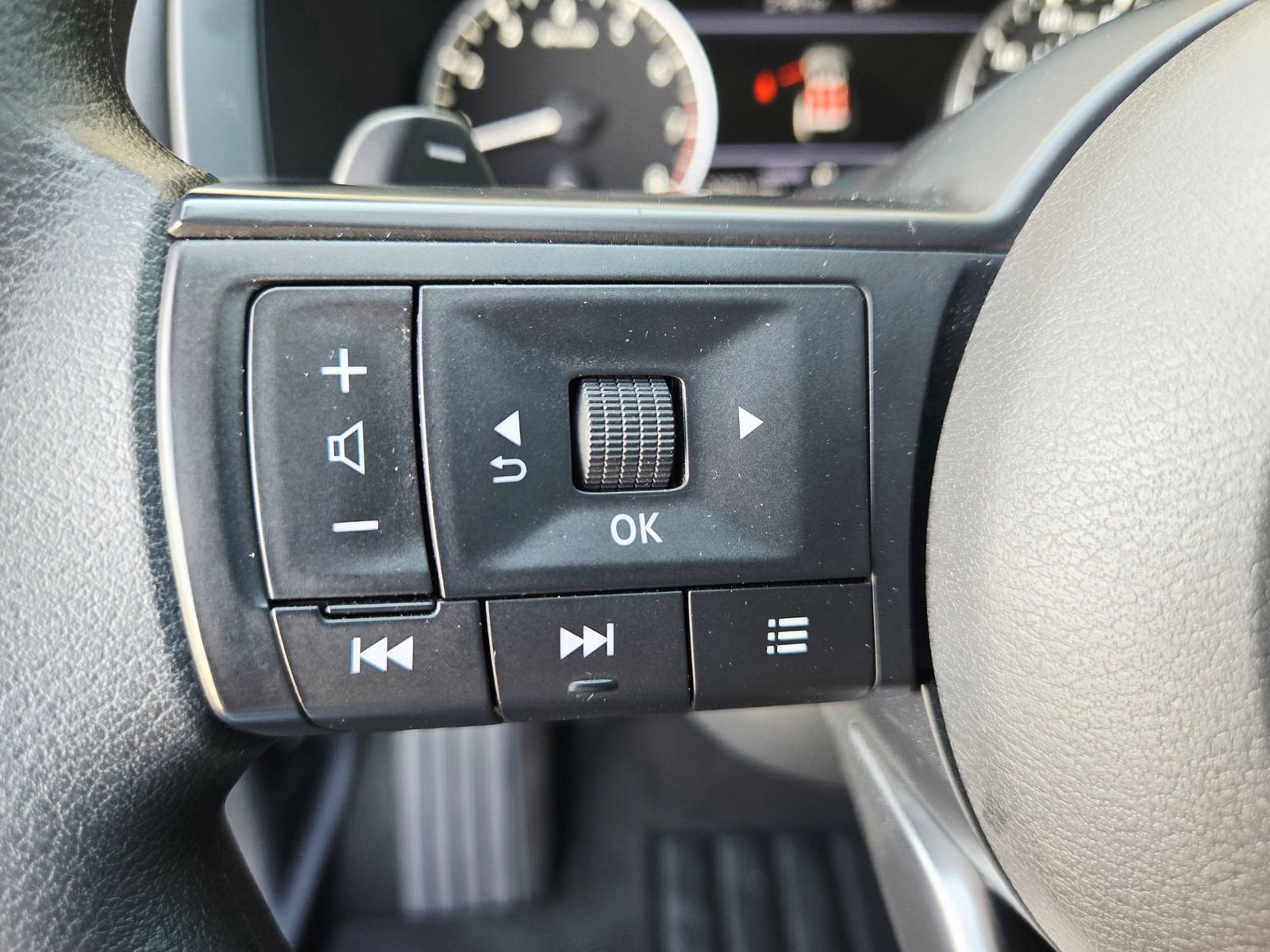 Used 2025 Nissan Pathfinder S image 11