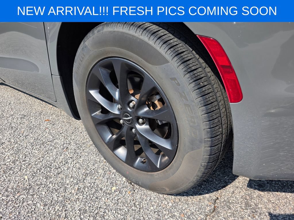 Used 2022 Chrysler Pacifica Touring-L w/ S Appearance Package FWD image 6