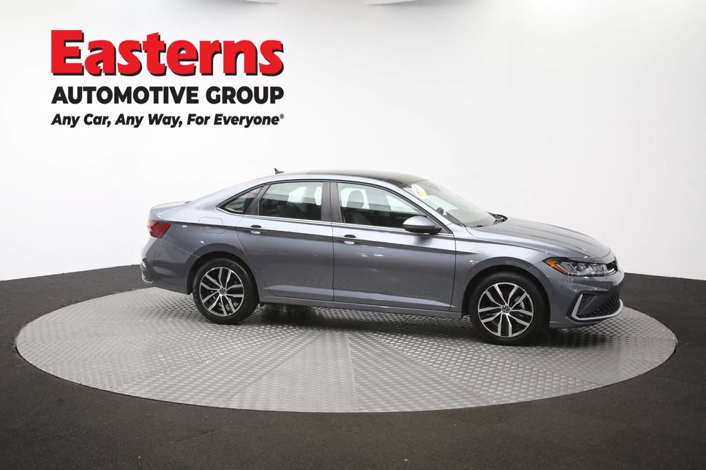 Used 2025 Volkswagen Jetta SE FWD image 46