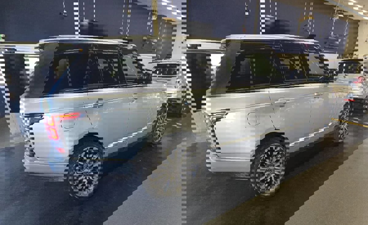 Used 2015 Land Rover Range Rover Supercharged image 4