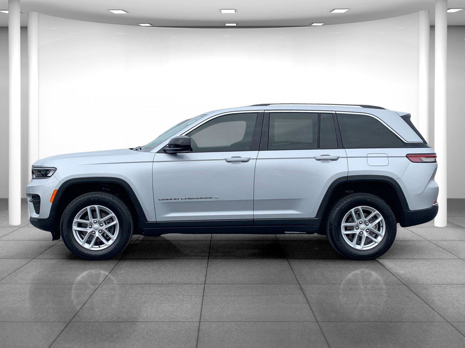 Used 2023 Jeep Grand Cherokee Laredo X image 4