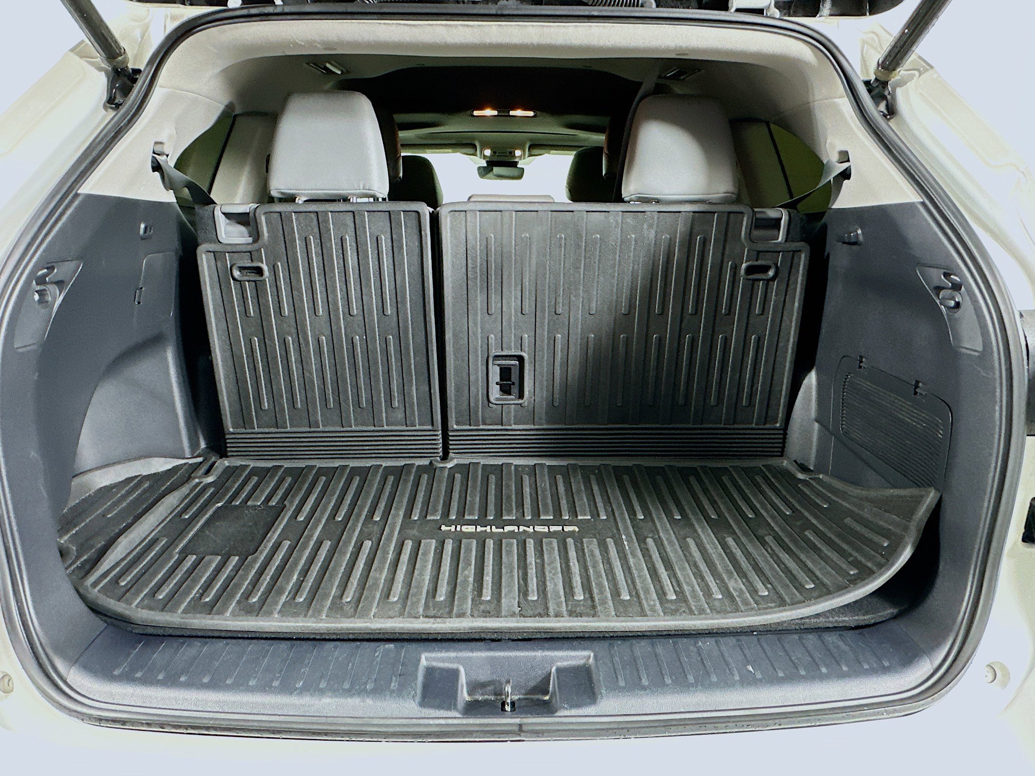 Used 2020 Toyota Highlander XLE image 32