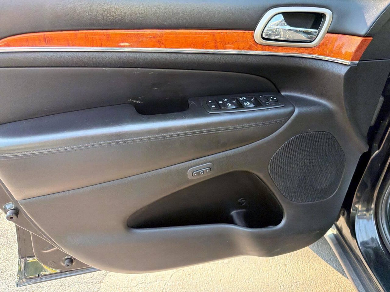 Used 2012 Jeep Grand Cherokee Overland AWD/4WD image 17