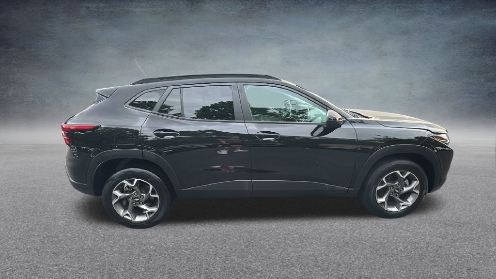 Used 2025 Chevrolet Trax LT FWD image 31