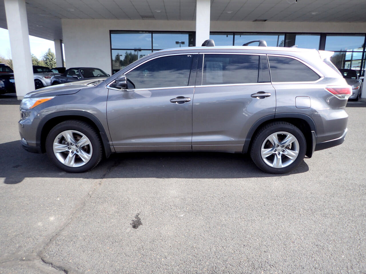 Used 2015 Toyota Highlander Limited AWD/4WD image 2