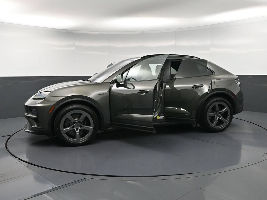Certified 2025 Porsche Macan Turbo Electric AWD/4WD image 39