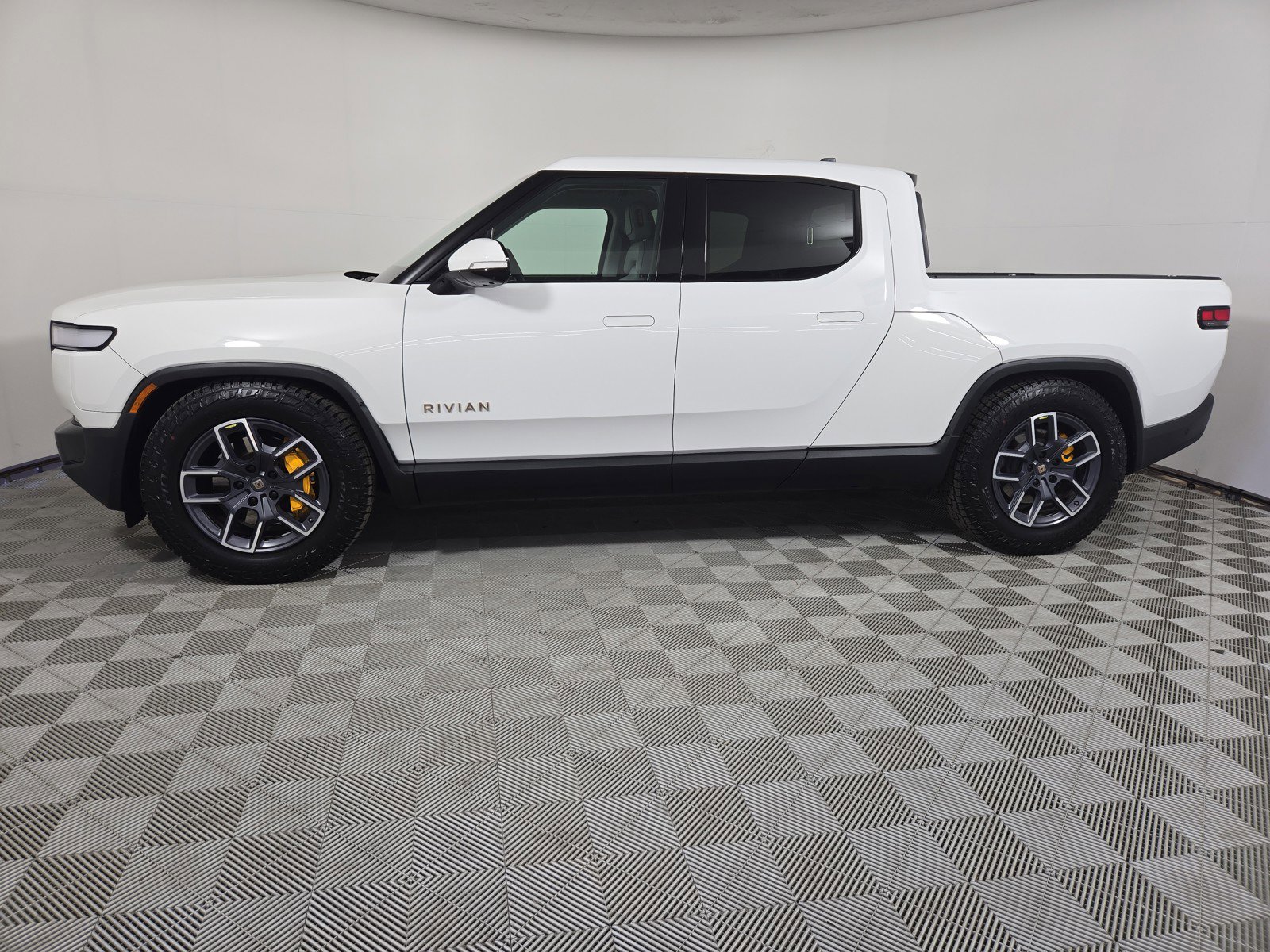 Used 2023 Rivian R1T Adventure image 2