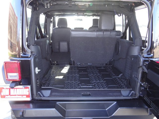 Used 2015 Jeep Wrangler Unlimited Rubicon w/ Connectivity Group AWD/4WD image 36