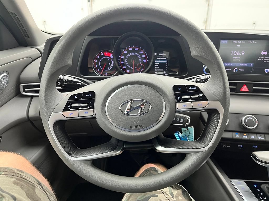 Used 2023 Hyundai Elantra SE FWD image 19