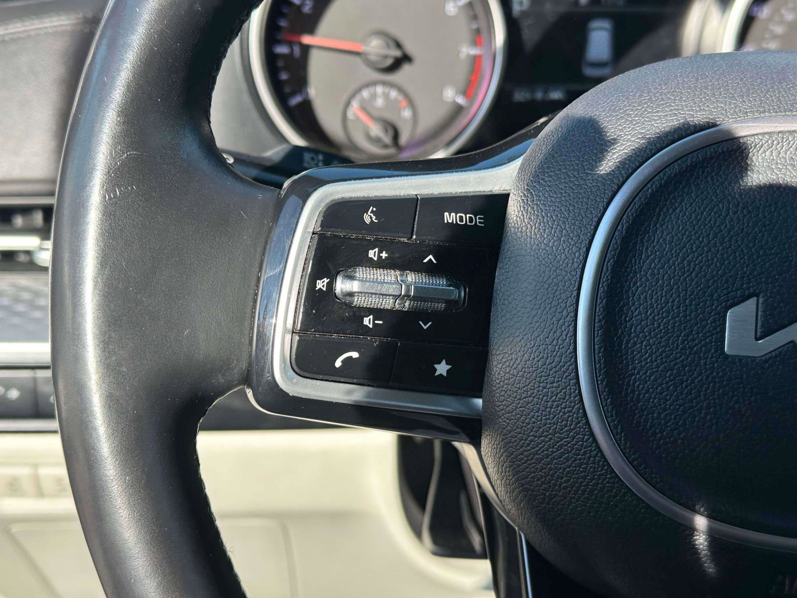 Used 2022 Kia Carnival LX image 20