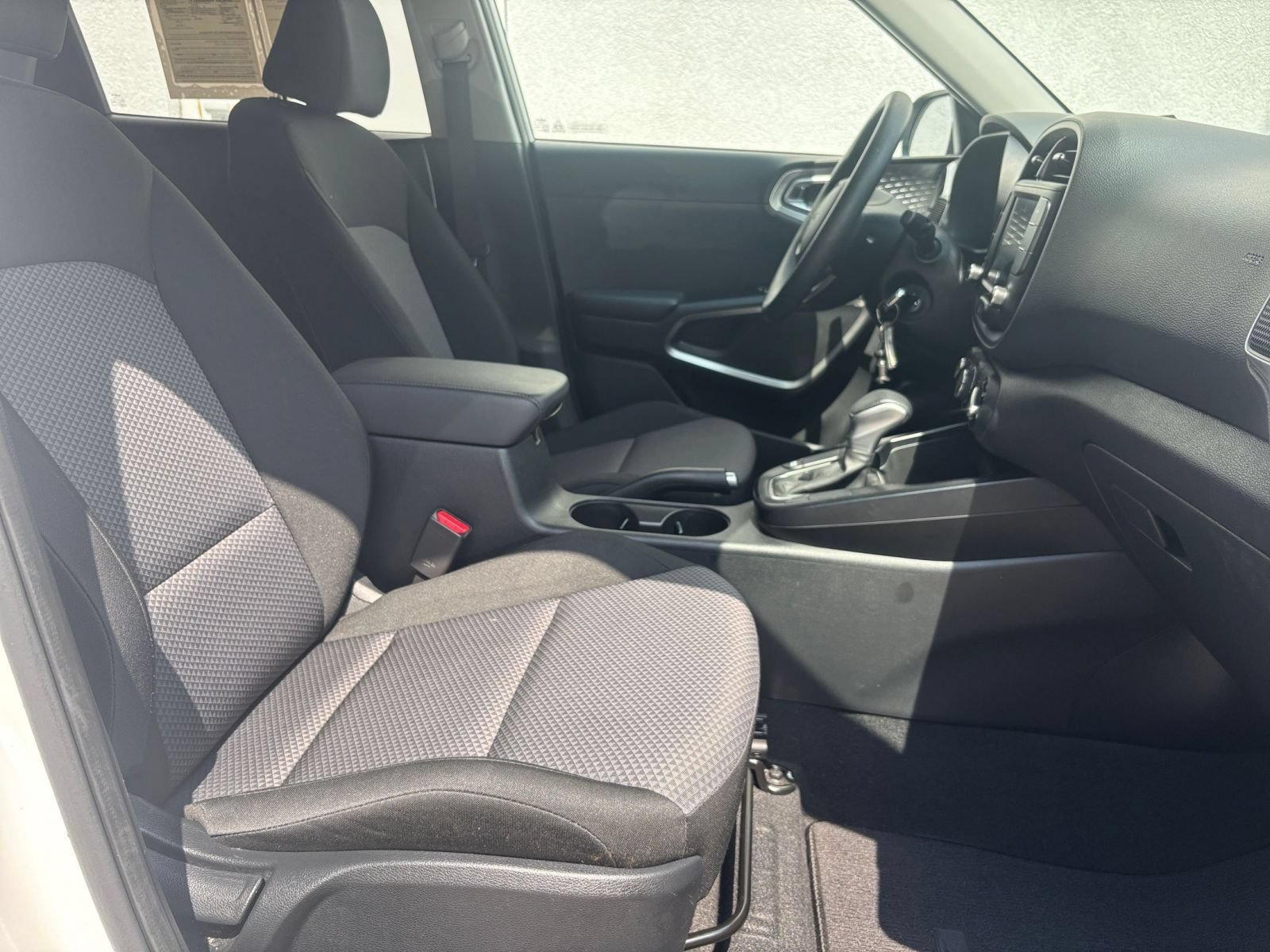 Used 2025 Kia Soul LX w/ LX Technology Package FWD image 24