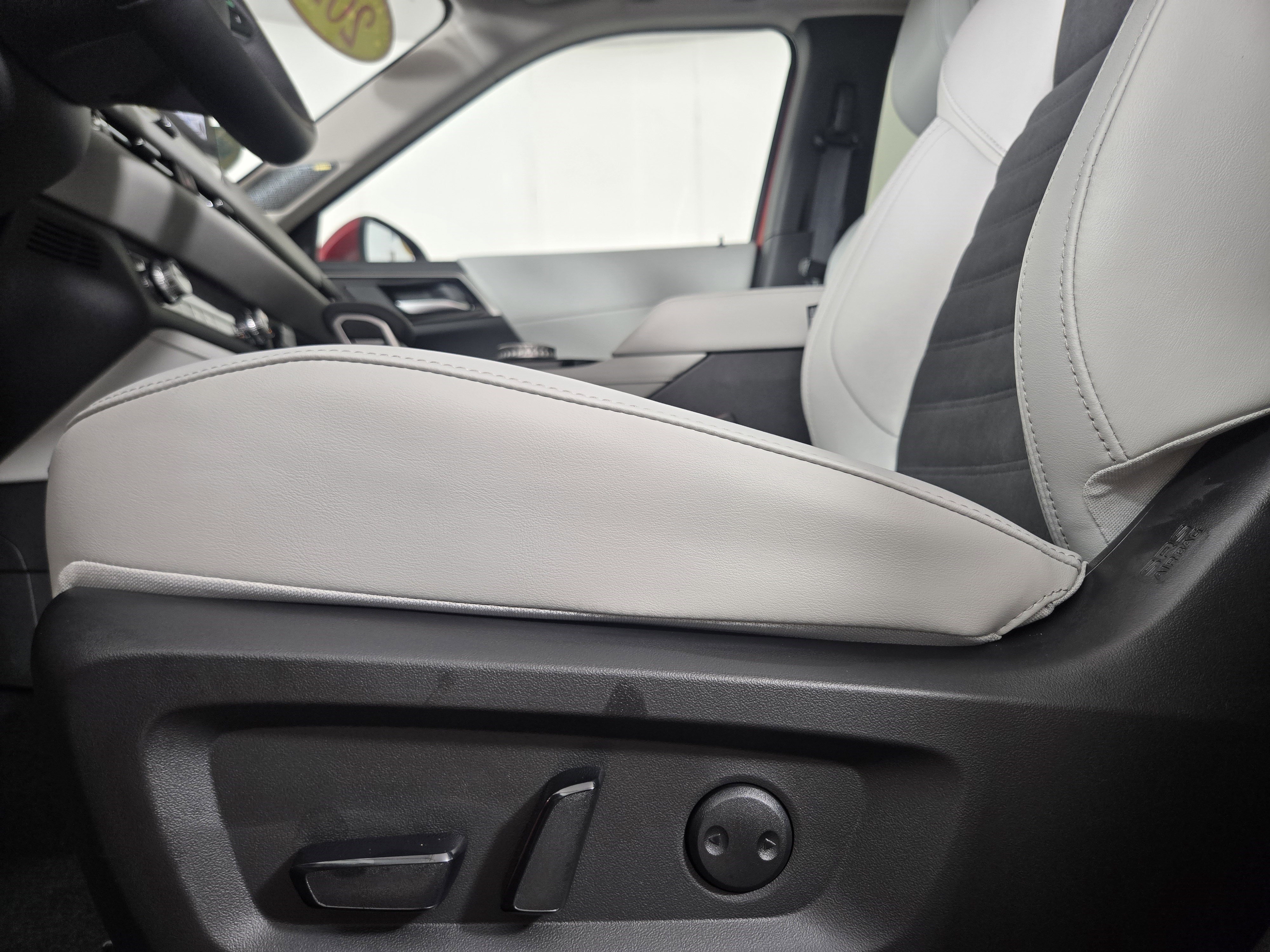 New 2025 Mitsubishi Outlander SE image 32