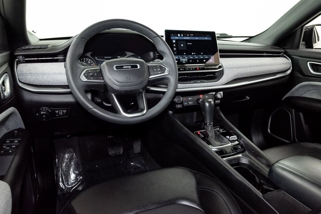 Used 2023 Jeep Compass Latitude image 9