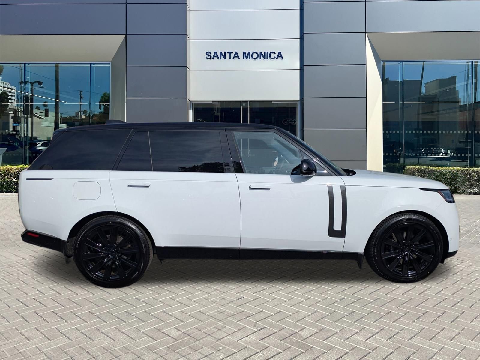 New 2026 Land Rover Range Rover Long Wheelbase SE image 6