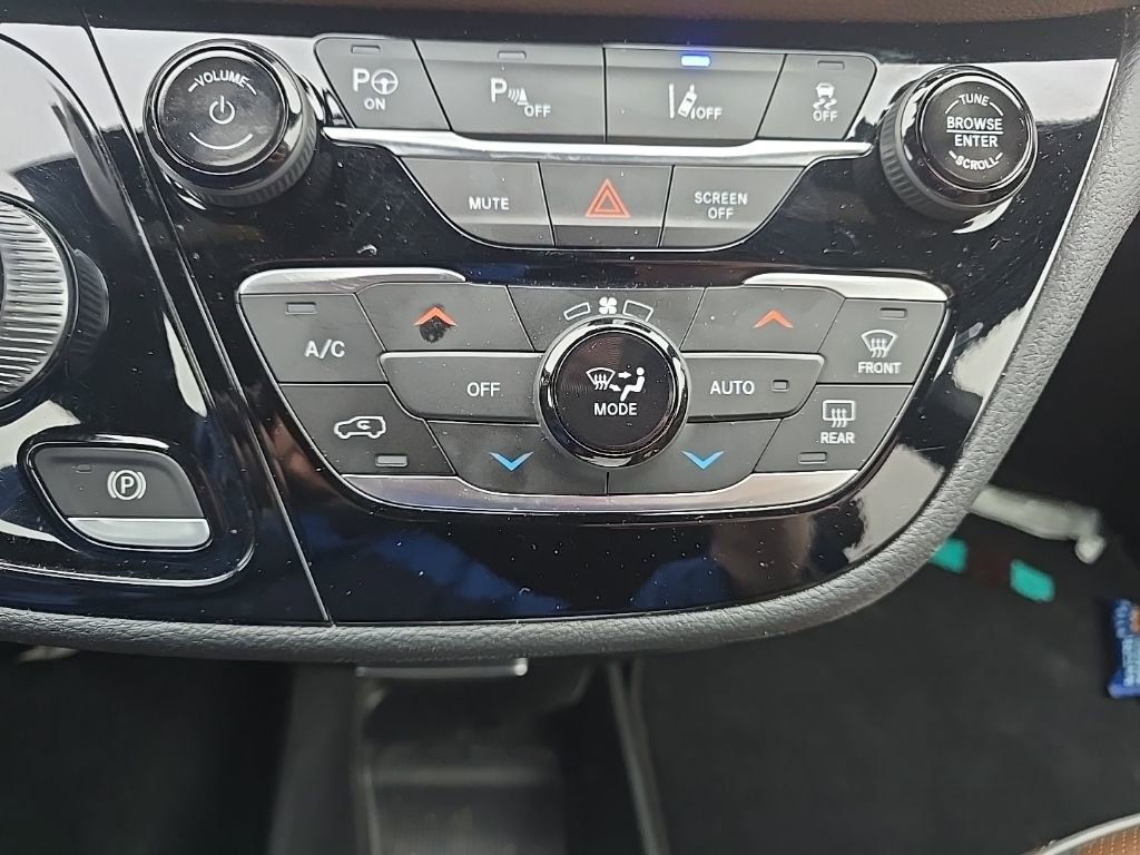 Used 2020 Chrysler Pacifica Limited w/ Advanced Safetytec Group FWD image 18