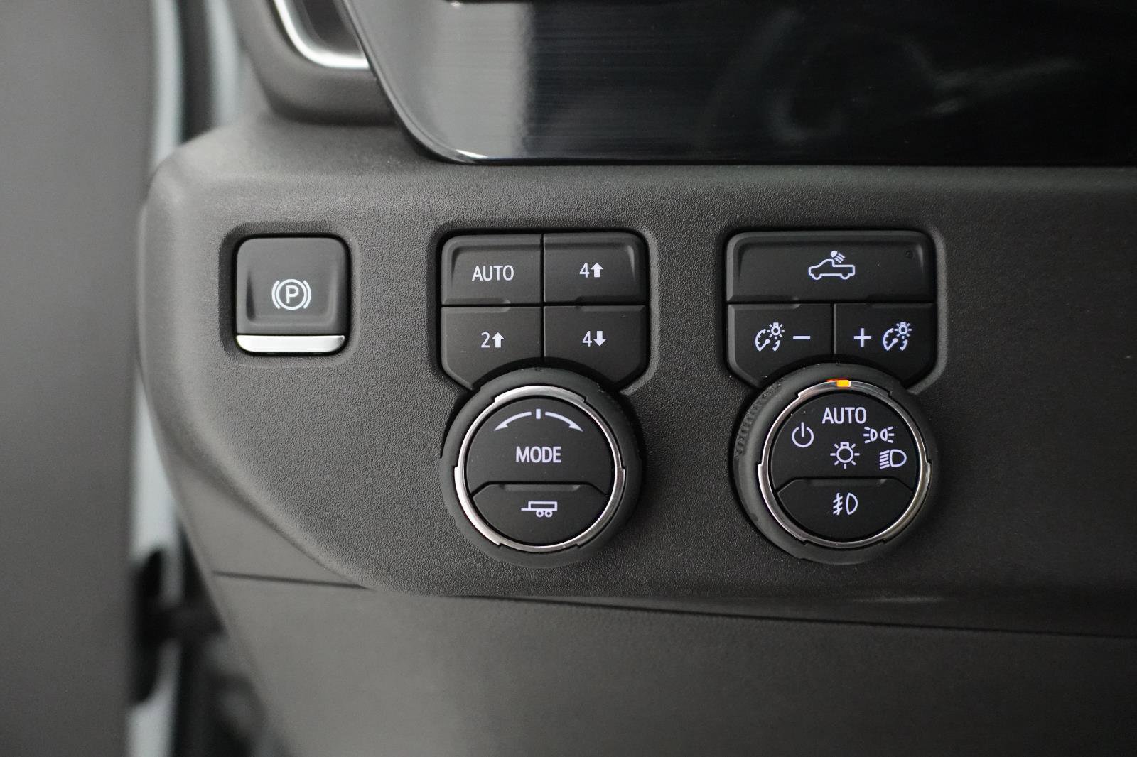 Used 2025 Chevrolet Silverado 1500 LT Trail Boss w/ Convenience Package II AWD/4WD image 17