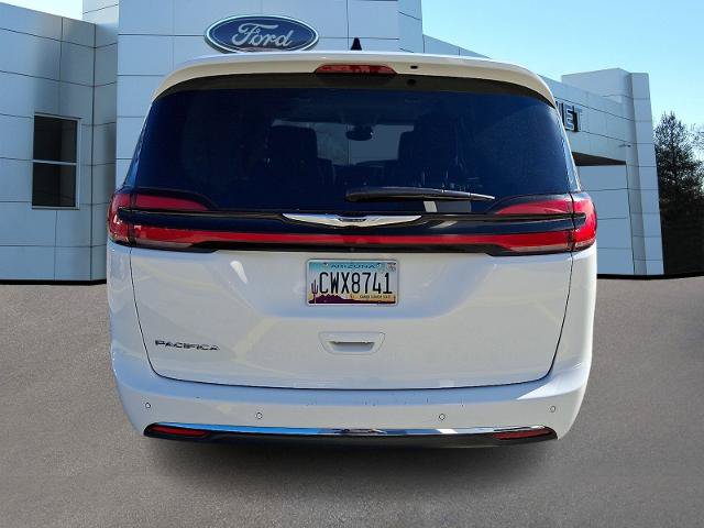 Used 2024 Chrysler Pacifica Touring-L FWD image 5