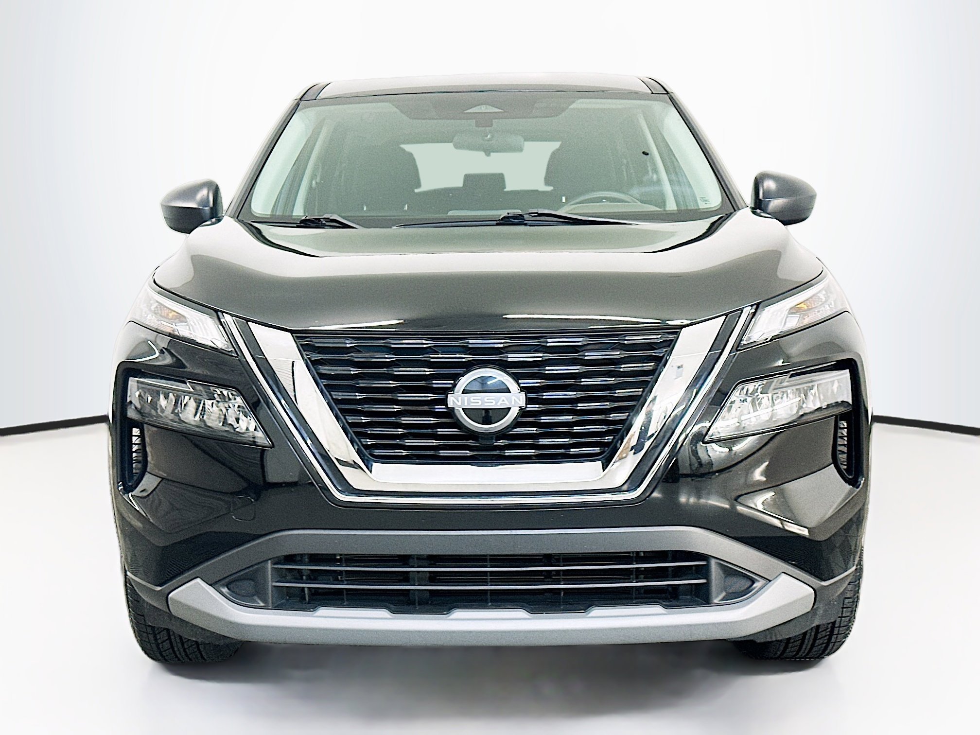 Used 2023 Nissan Rogue S image 2