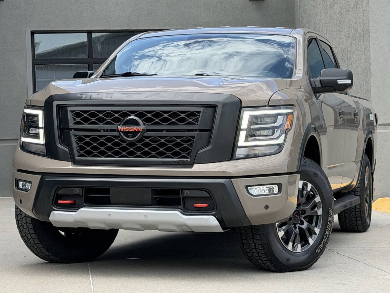 Used 2022 Nissan Titan PRO-4X w/ Pro-4x Convenience Package AWD/4WD image 3