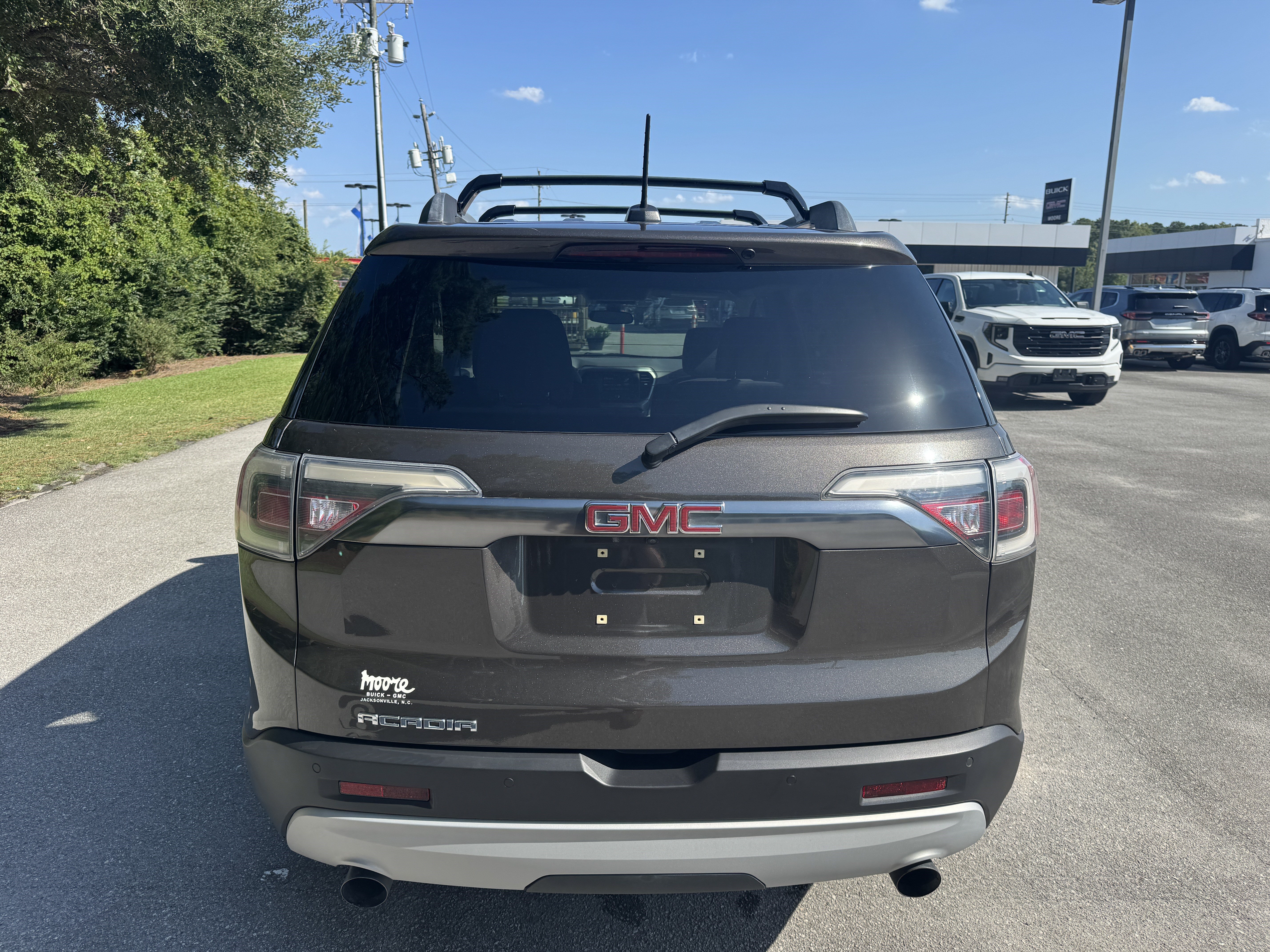 Used 2019 GMC Acadia SLE w/ LPO, Black Accent Package FWD image 10