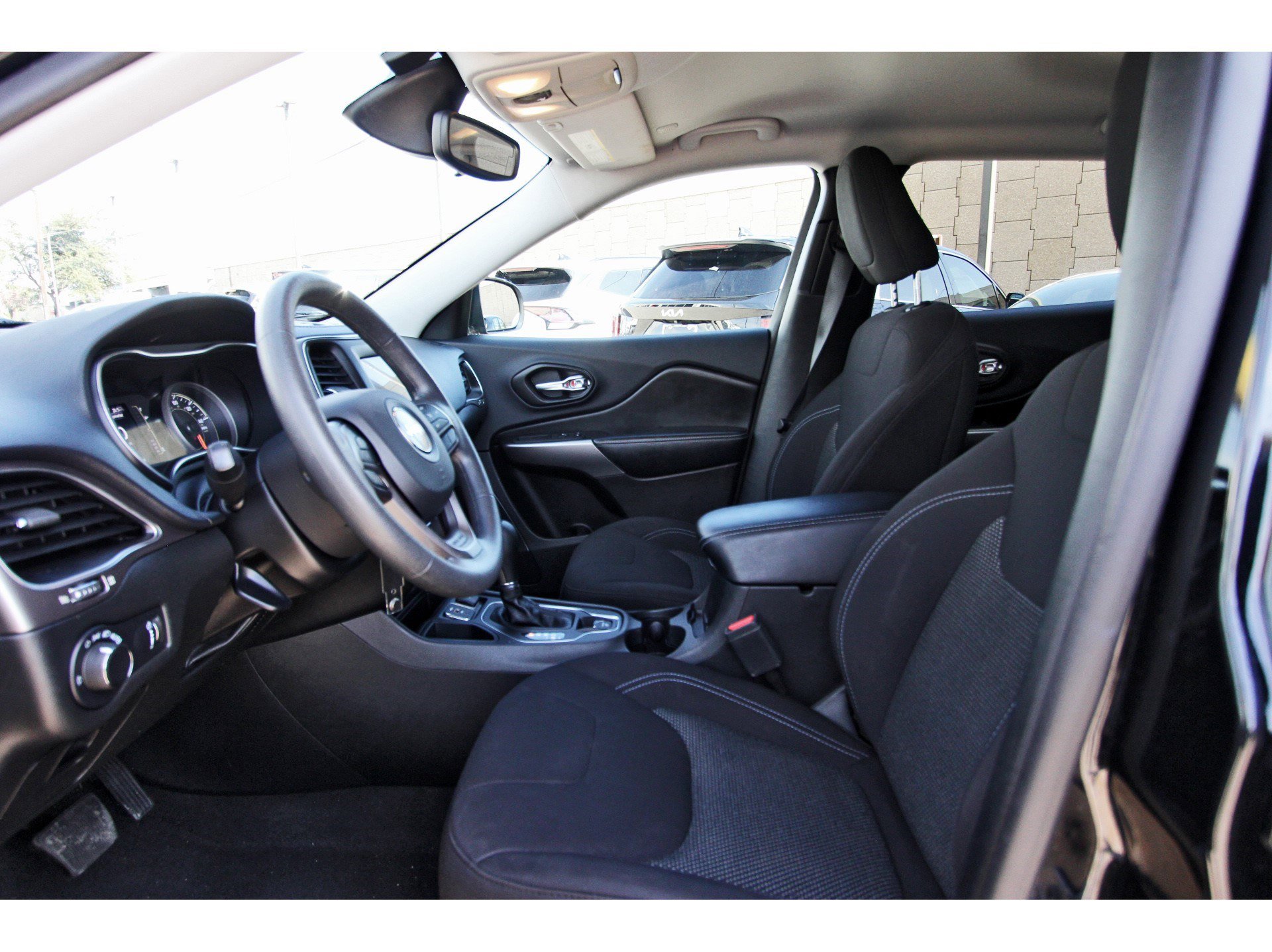 Used 2021 Jeep Cherokee Latitude FWD image 30