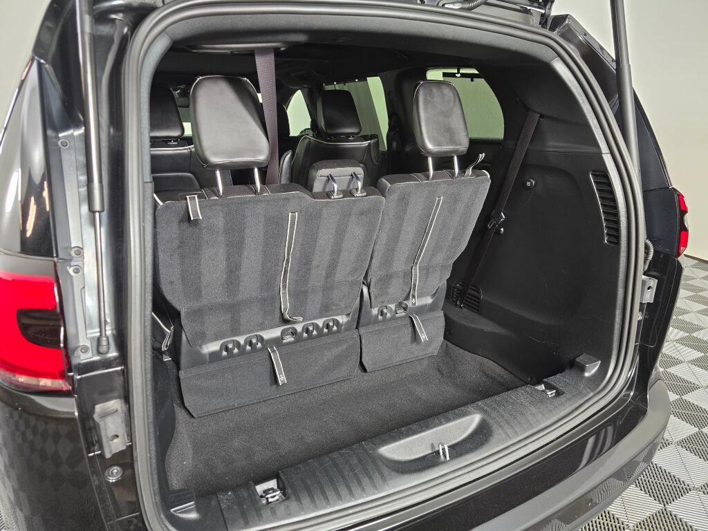 Used 2023 Chrysler Pacifica Limited w/ Uconnect Theater Family Group FWD image 14