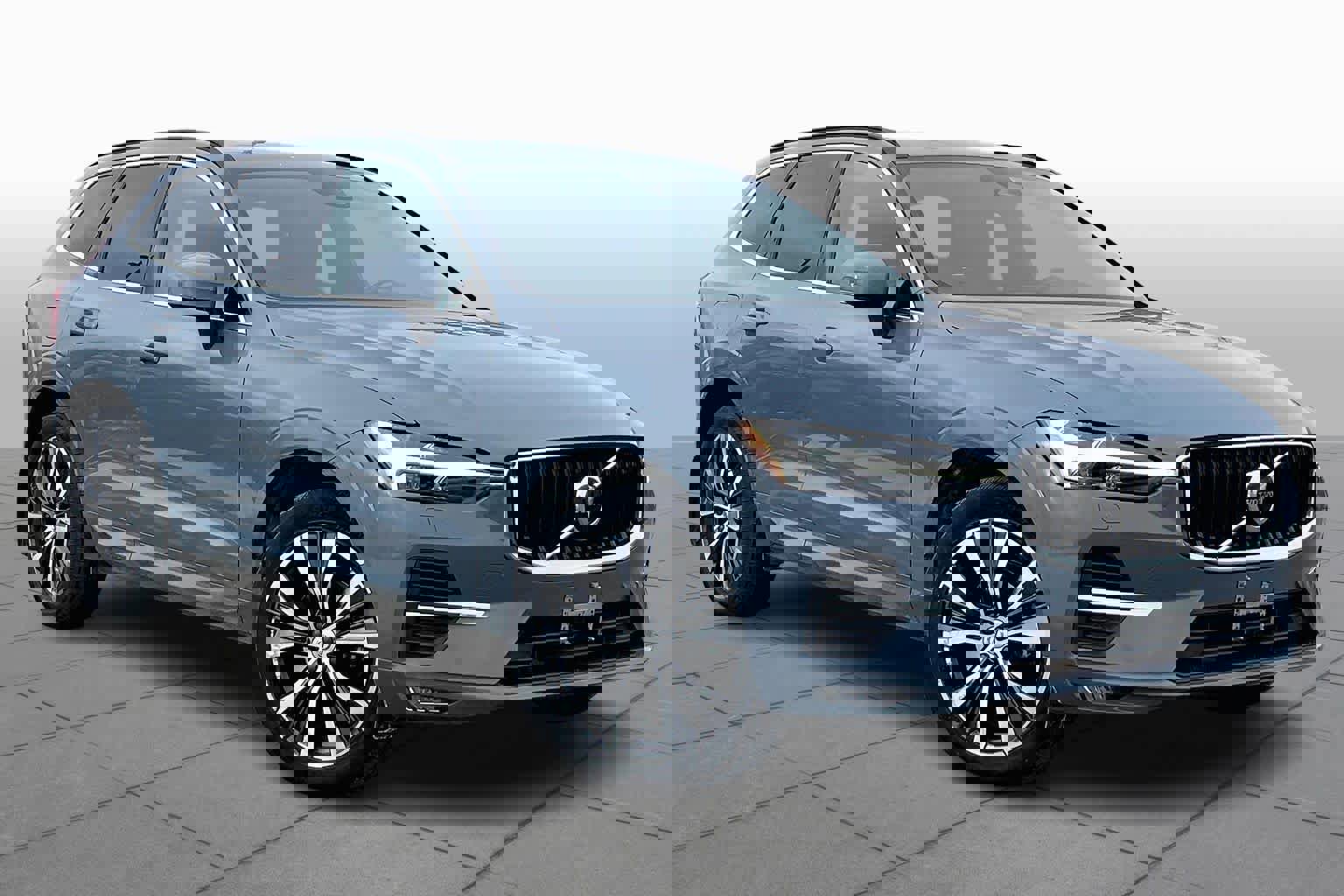 Used 2022 Volvo XC60 B5 Momentum w/ Climate Package image 3