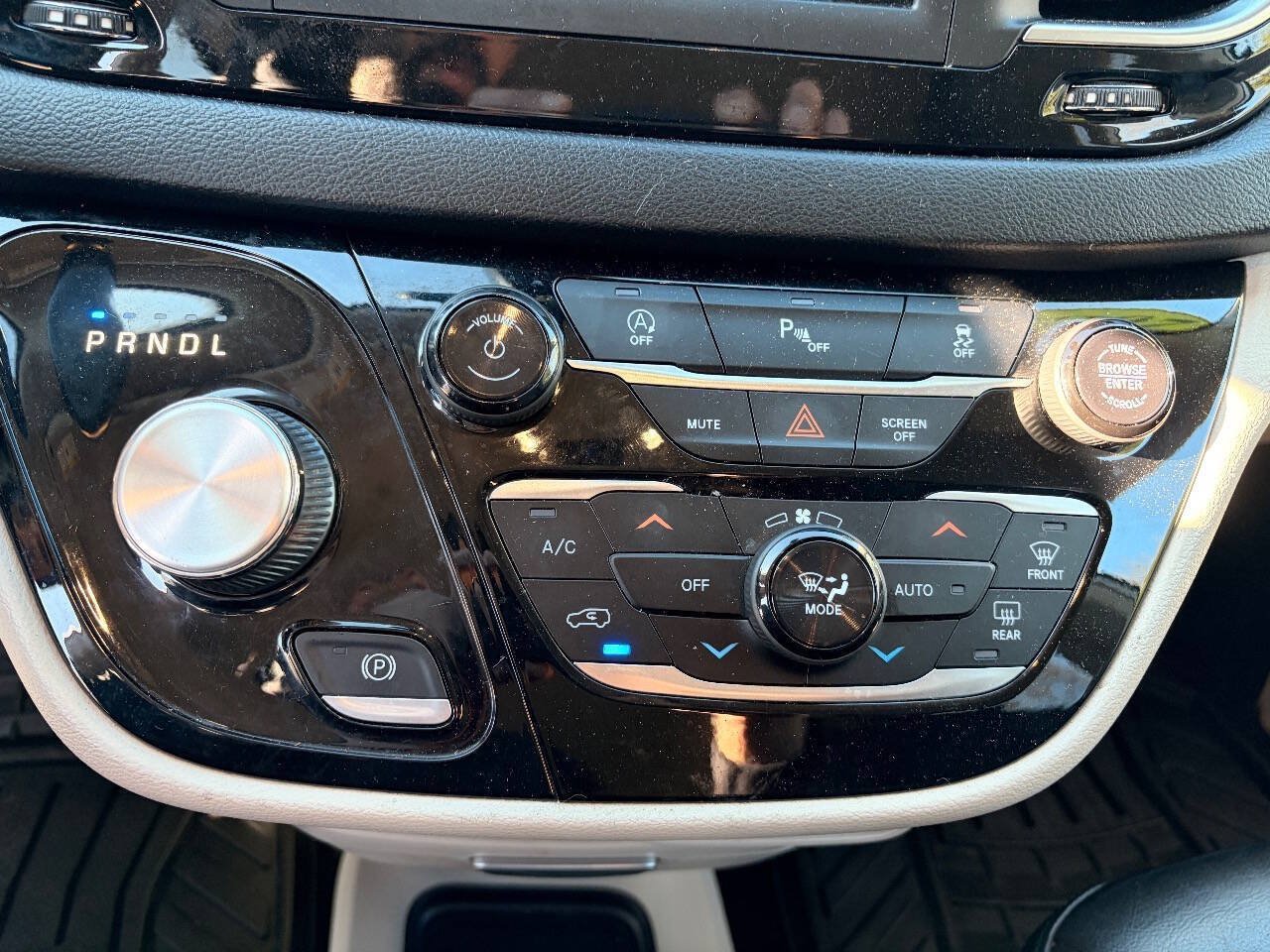 Used 2020 Chrysler Pacifica Touring-L FWD image 33