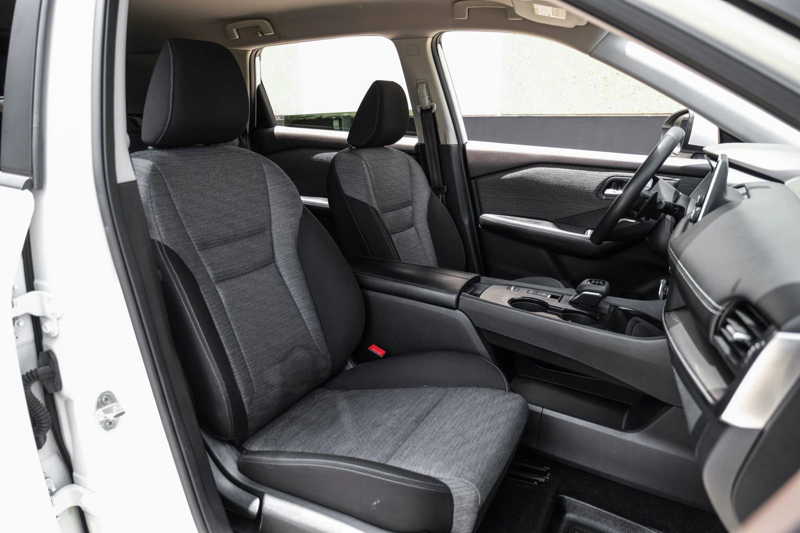 Used 2023 Nissan Rogue SV FWD image 35
