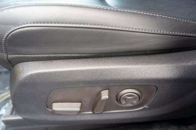 Used 2025 Kia Carnival EX image 28