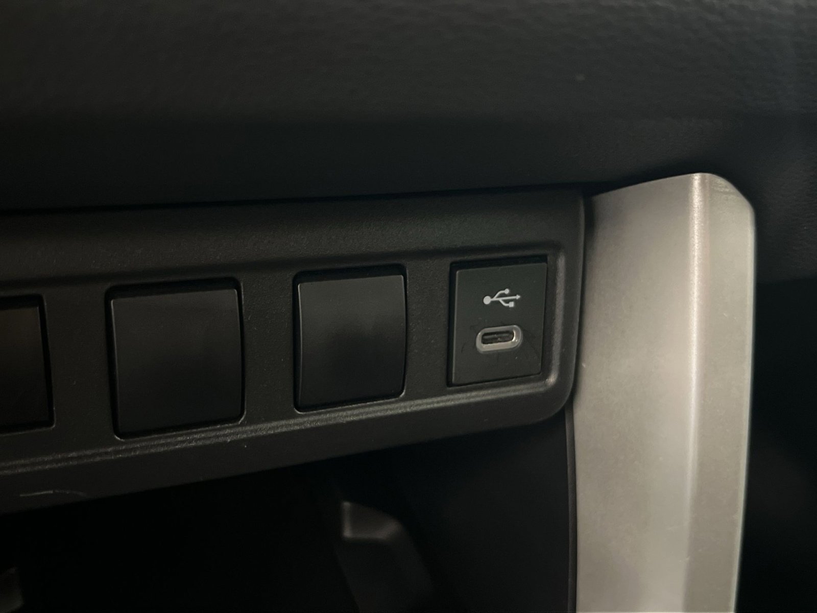 Used 2025 Toyota Corolla Cross AWD Hybrid image 31