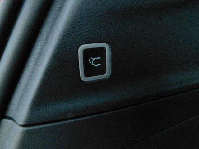 Used 2025 Chrysler Pacifica Select w/ Uconnect Theater Family Group image 13