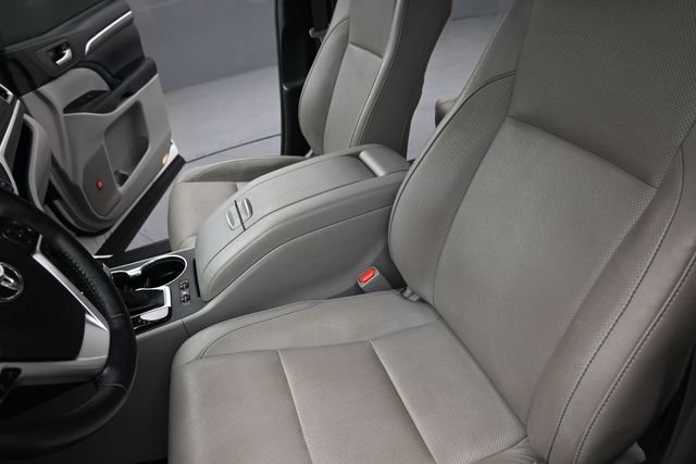 Used 2019 Toyota Highlander Limited FWD image 15
