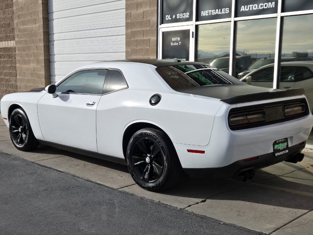 Used 2022 Dodge Challenger SXT image 3