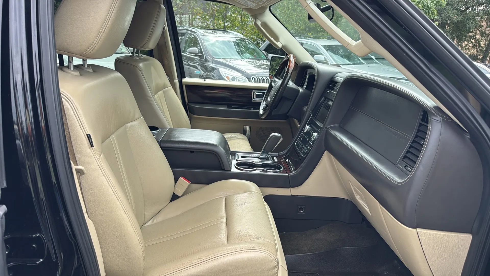 Used 2017 Lincoln Navigator L Reserve image 12