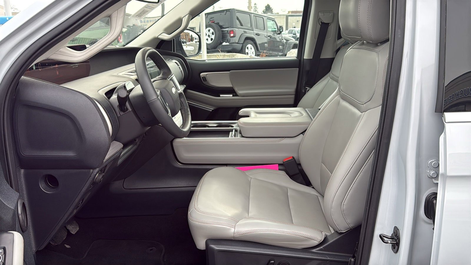 Used 2025 Ford Expedition Active AWD/4WD image 11