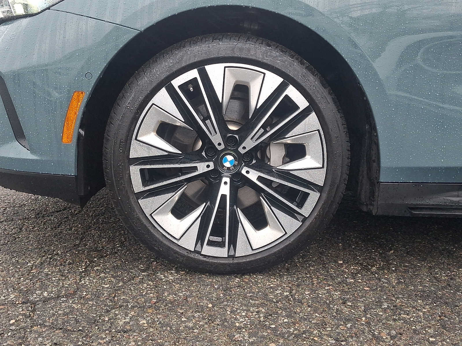 Used 2025 BMW 530i xDrive w/ Premium Package AWD/4WD image 8