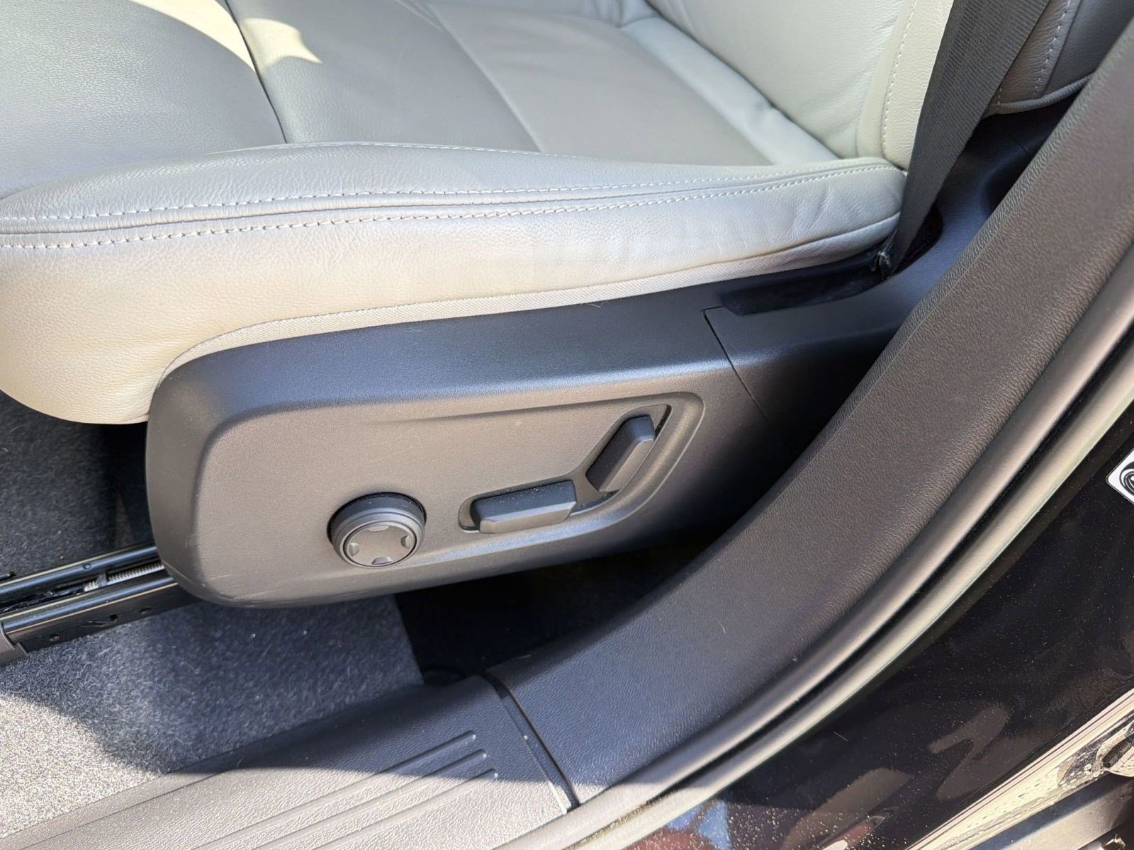 Used 2023 Volvo XC40 B5 Plus w/ Protection Package Premier image 14