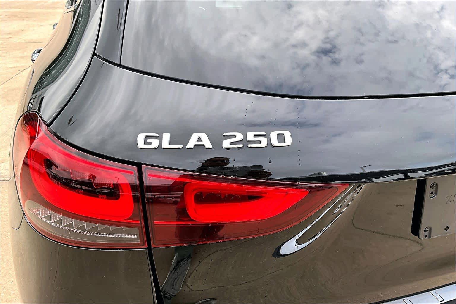 Used 2021 Mercedes-Benz GLA 250 4MATIC w/ Premium Package image 30