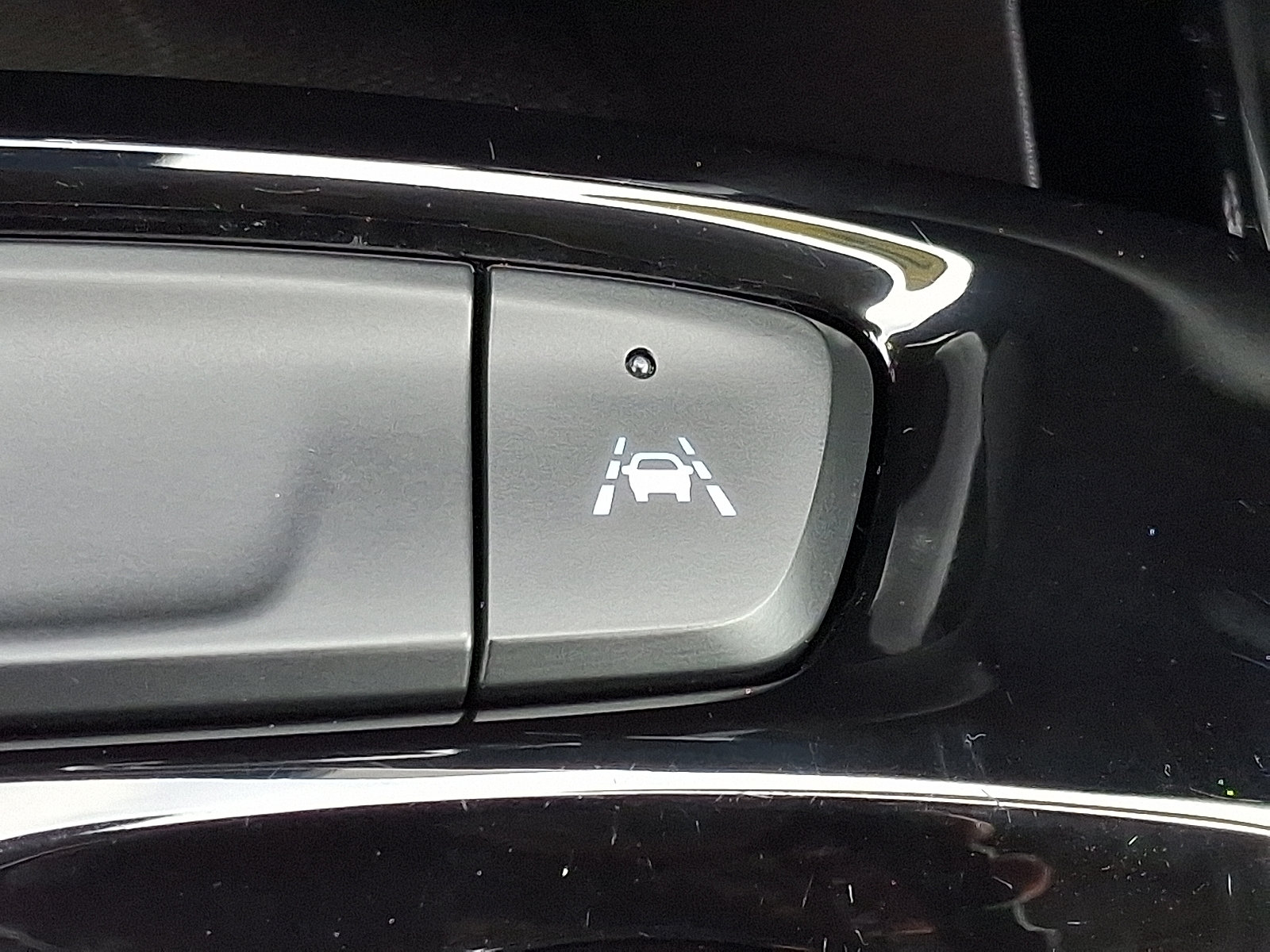 Used 2025 Chevrolet Trax LT FWD image 25