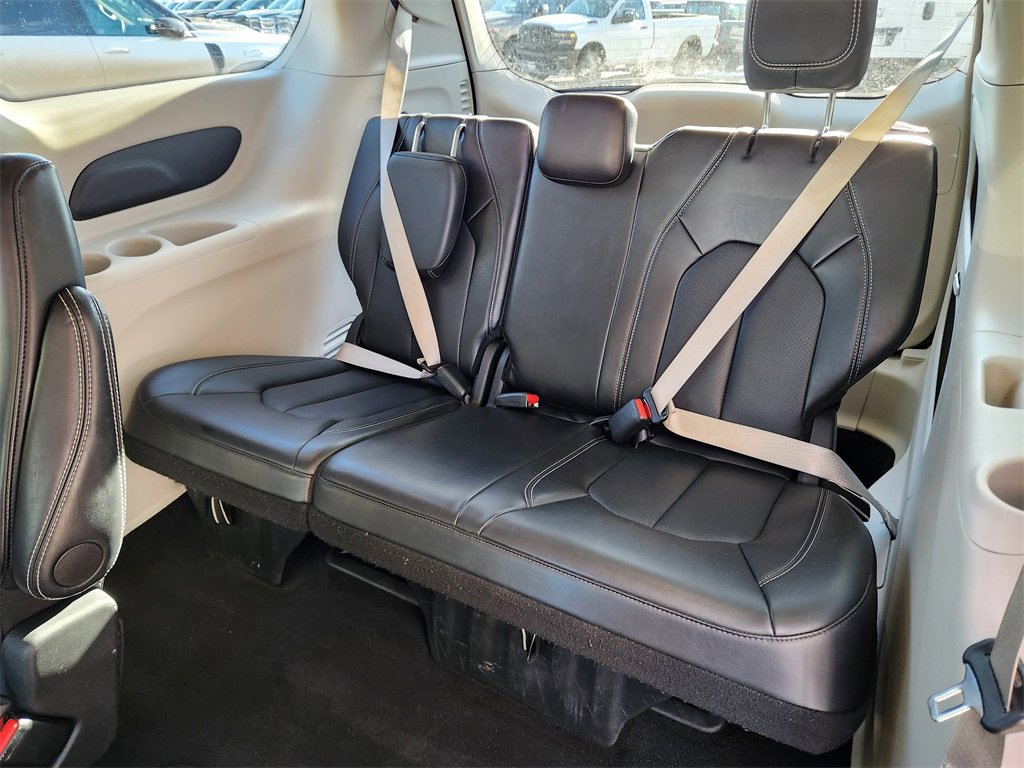 Used 2024 Chrysler Pacifica Touring-L image 10