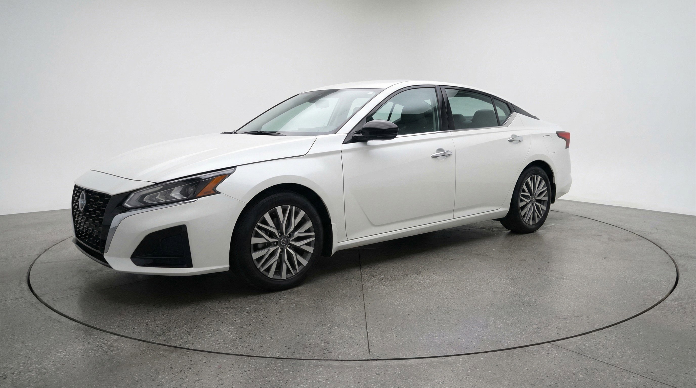 Used 2025 Nissan Altima 2.5 SV FWD image 3