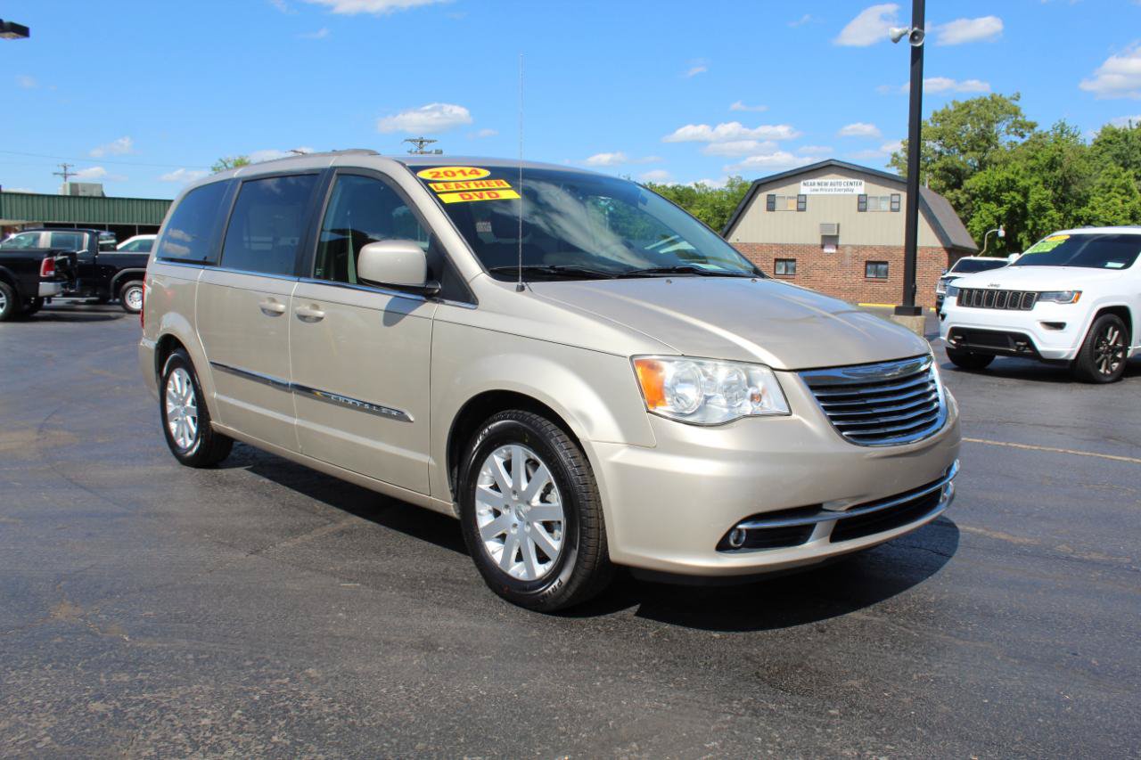 Used 2014 Chrysler Town & Country Touring FWD image 3