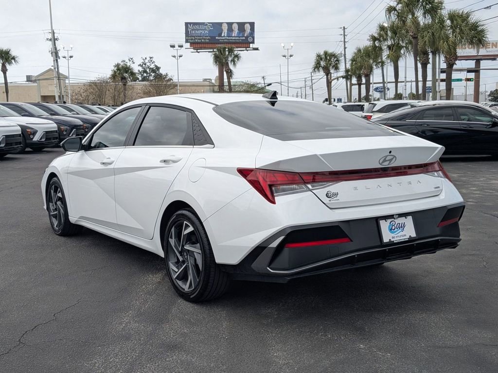 Certified 2025 Hyundai Elantra Limited image 8