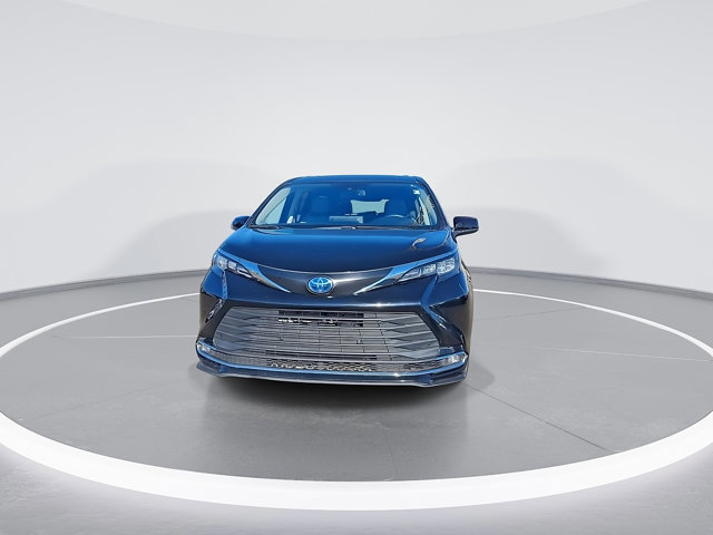 Used 2024 Toyota Sienna XLE image 5