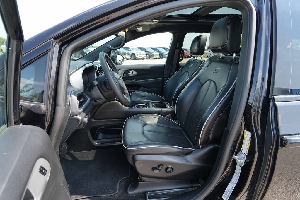 Used 2025 Chrysler Pacifica Limited FWD image 17