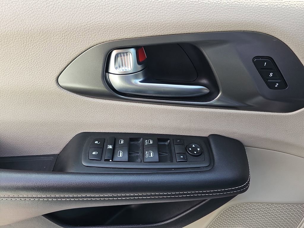 Used 2023 Chrysler Pacifica Touring-L image 32