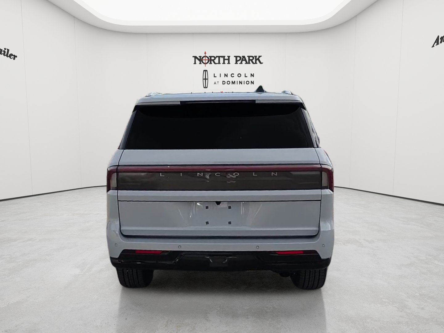 Used 2025 Lincoln Navigator Reserve AWD/4WD image 4