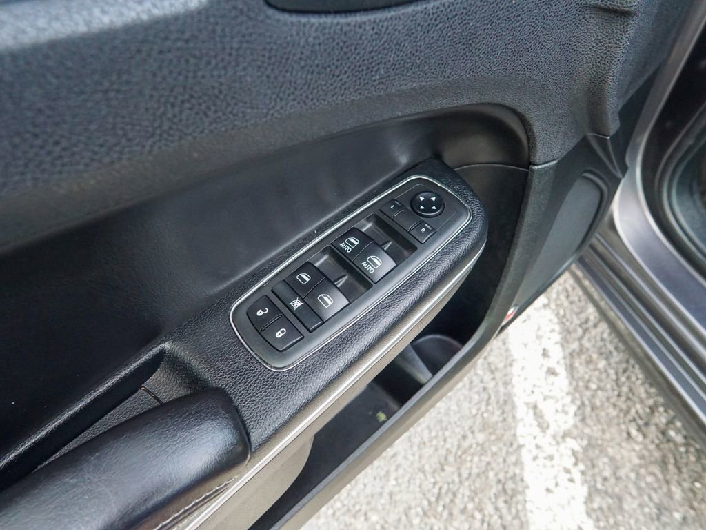 Used 2018 Chrysler 300 S w/ 300S Premium Group RWD image 17